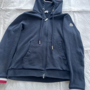 Moncler zip hoodie  - Fint skicka kan behövas en tvätt. Annars inga defekter 