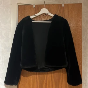 Svart fluff jacka - Obetydligt använd fluff jacka är i storlek S 