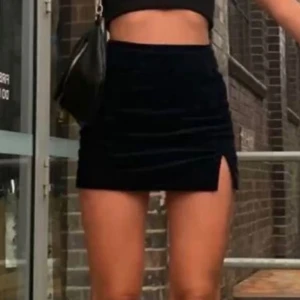 Rosa kjol - Rosa kjol från bikbok. Liten slits på ena sidan. Första bilden är lånad men kjolen ser snarlik ut! Dragkedja på sidan. Säljer då den är för liten för mig☺️