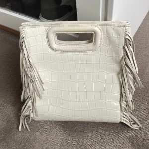 Maje väska  - Klassiska maje väskan. Lite sliten när man kollar nära men fortfarande jätte cool. Kan även skicka flera bilder privat. 