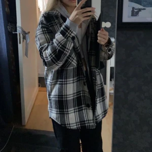 Vårjacka - Svart och vitrutig vårjacka från Pull&bear i jättefint skick. Stl XS men modellen är oversize så passar S/M. 