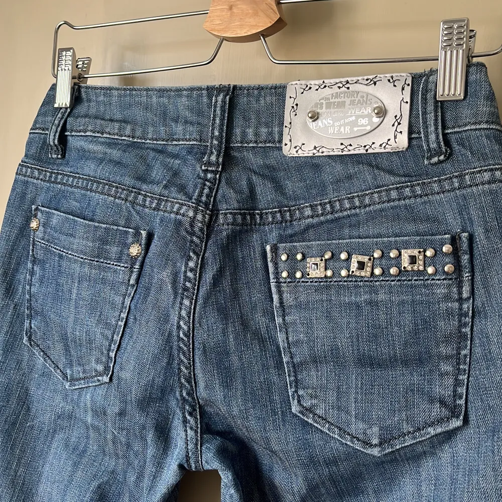 💗Säljer mina jättefina lågmidjade jeans då dem inte längre kommer till användning, inga slitningar💗Innerbenslängden är ca 82cm och midjemåttet är ca 77cm. Jeans & Byxor.