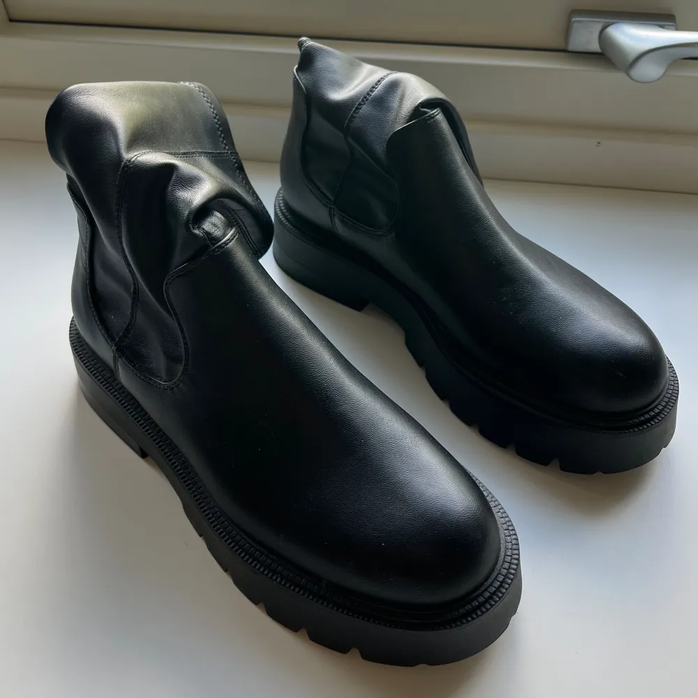 Säljer dessa jättefina boots från Zalando i storlek 37 för 250 kr🤍 Skorna är oanvända. Köparen står för frakten.. Skor.