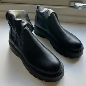 Säljer dessa jättefina boots från Zalando i storlek 37 för 250 kr🤍 Skorna är oanvända. Köparen står för frakten.