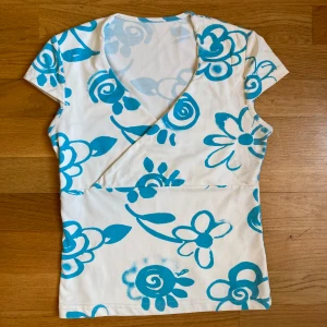 sommrig kortärmad topp - sommrig topp med blåa detaljer, bra skick
