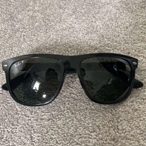 Rayban boyfriend - Säljer nu ett par feta svarta rayban boyfriend. Rätt bra skick. Hör av dig om du har frågor!🙌🙌