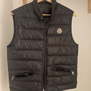 Moncler Gui - Säljer en gui size 1 som blivit för liten för mig så söker ny ägare. Den har legat i garderoben ca 1 år. Finns inga tecken på användning utan den är nyskick. Tags och kvitto finns - köpt på monclers hemsida 21/3-22 Cond 9/10 - inga defekter alls