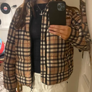 Puffer Jacket Flattop - Puffer jacket från märket ”flattop”☺️ Sjukt fin, men kommer dessvärre inte till någon användning💕Jackan har inga synliga defekter men är väl använd🫶 Skriv vid intresse!