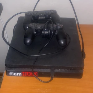 Ps4 - Säljer min ps4 me all tillbehör + 2 handkontroller o spel (gta5,thecrew2,fifa22) pris kan sänkas