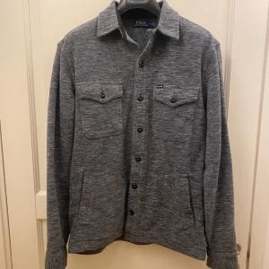 Overshirt - Tjena! Säljer denna Polo RL Overshirten som är perfekt inför våren då den är för stor för mig. Den är storlek M men passar minst lika bra på om du har L. Skicket är 8/10 och den har inga hål eller slitage. Kontakta mig vid minsta lilla fundering!