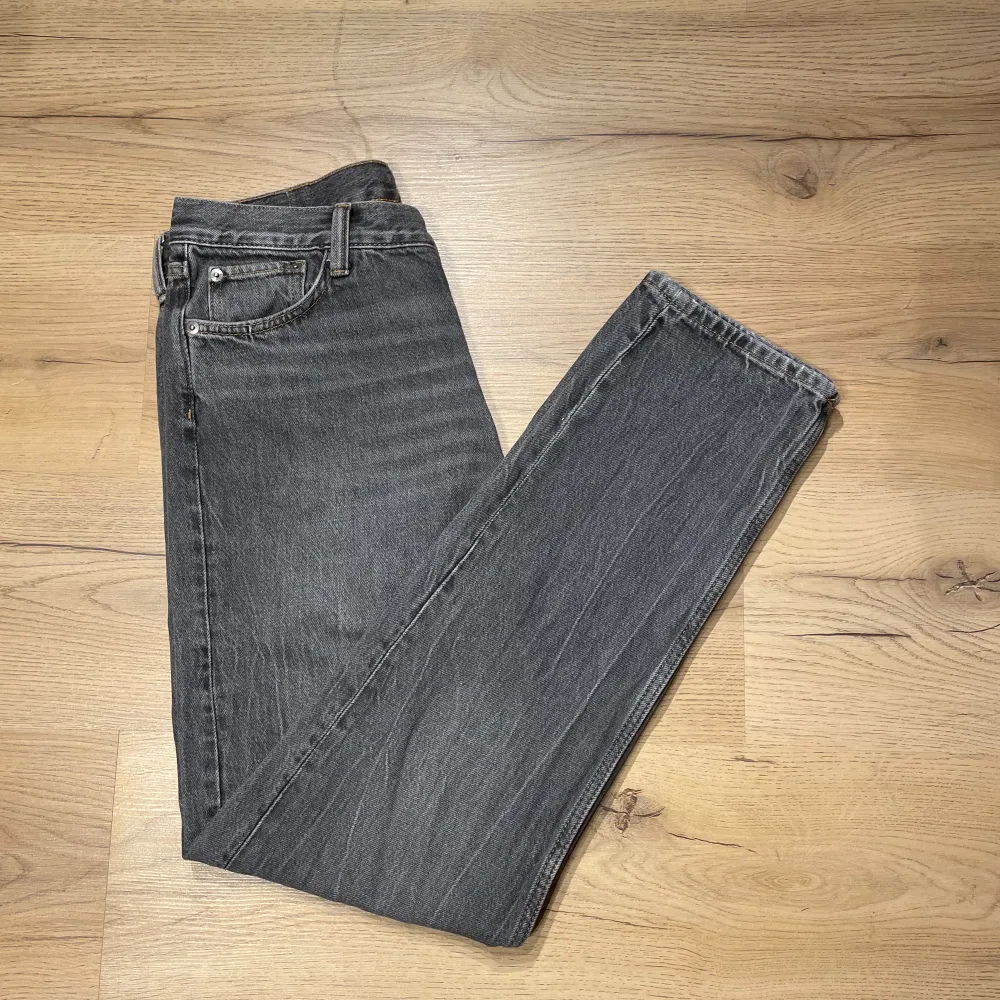 Säljer dessa weekday jeans barrel fit, säljes pga av att dom är för små. Skick 8/10, storlek: W 29 L 34. Tveka inte på att skriva och fråga.. Jeans & Byxor.