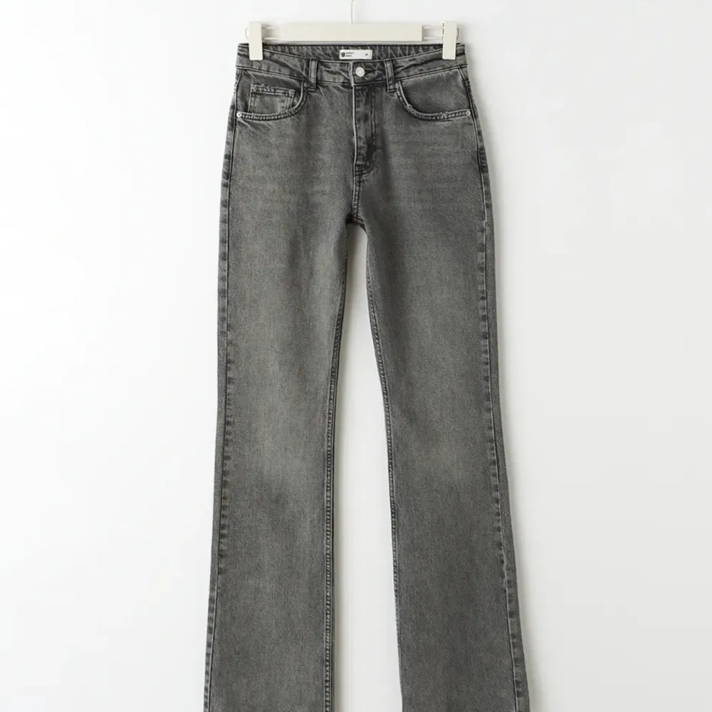 Jeans från Gina Tricot. Säljs då jag aldrig använder dem längre och ser oanvända ut.. Jeans & Byxor.