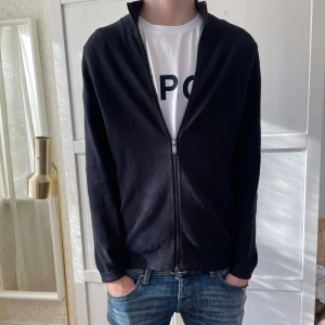 Massimo Dutti zip cardigan - Mörkblå zip cardigan Strlk M Mycket bra skick, säljes då den är för kort/liten.