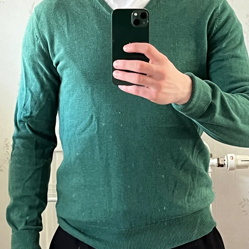 Grön pullover från Riley Storlek S men sitter men stor i storleken. Stickat.