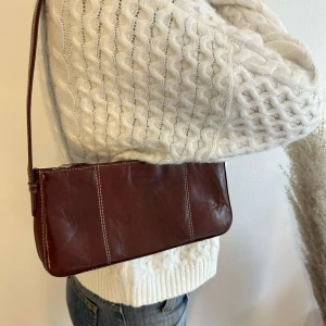 Handväska - Supersöt vinröd baguetteväska!❤️‍🔥