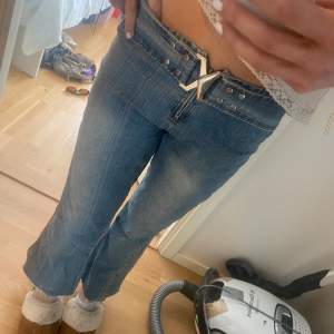 Lågmidjade bootcut jeans 🥰midjemått:35cm innerbenslängd:70cm Alldeles för korta på mig som är 170 men hade varit supersnygga på någon kortare😍 