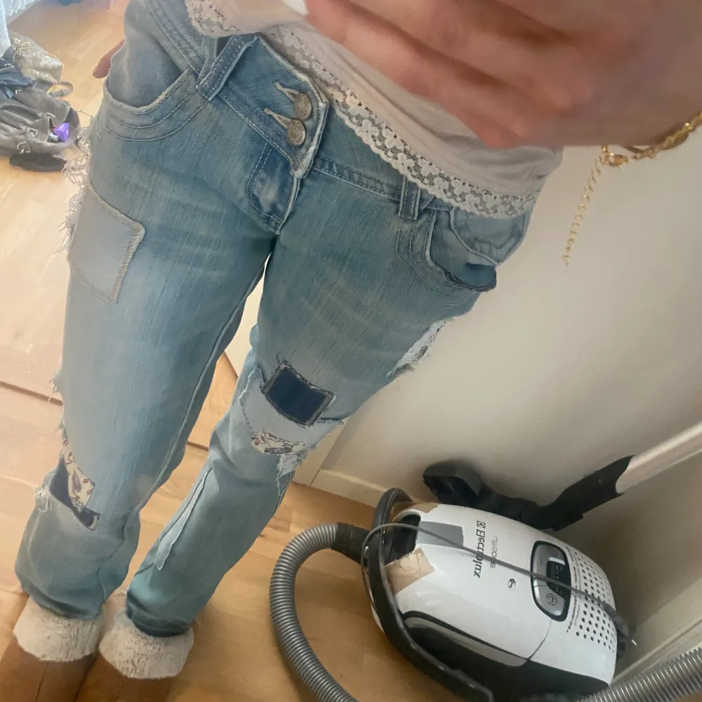 Snygga bootcut jeans med coola detaljer 🥰innerbenslängd-78cm midjemått-38cm. Jeans & Byxor.