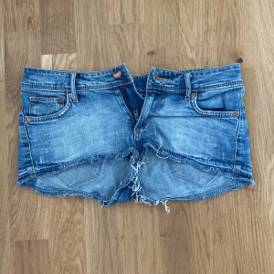 Korta jeans shorts - Jätte fina jeans shorts som är lågmidjade och korta! Dem har väldigt fin färg, pris kan diskuteras 💕