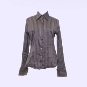 randig y2k skjorta  - jättefin randig skjorta köpt på sellpy. säljer då den tyvärr var för liten. aldrig använd! står xl men mer som en vanlig L eller M