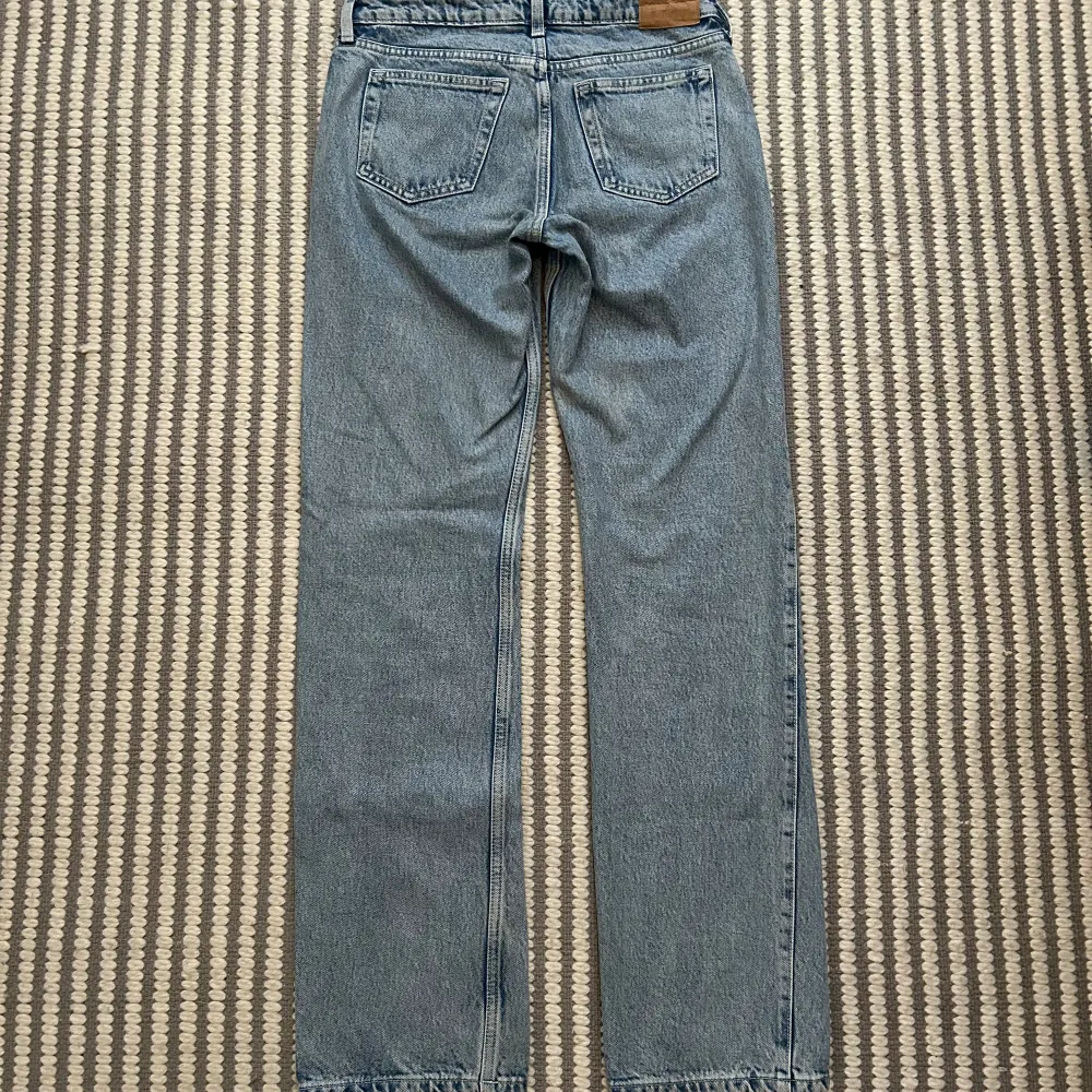 Säljer dessa ljusblåa arrow low straight jeans från weekday i storlek 26/34, då de inte kommer till användning längre 💕Skulle inte säga att det finns några synliga defekter💗. Jeans & Byxor.