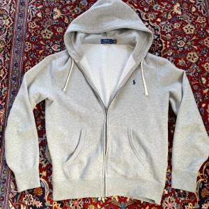 Ralph Lauren zip hoodie i mycket bra skick. Säljes då den är för liten Nypris 1.700 kr