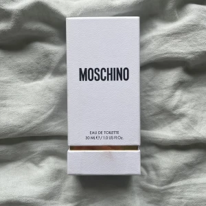 Moschino parfym fresh - Denna parfym är helt oanvänd och ny. Den är väldigt fräsch och noterna finns på bild 3! Nypris ca 469kr