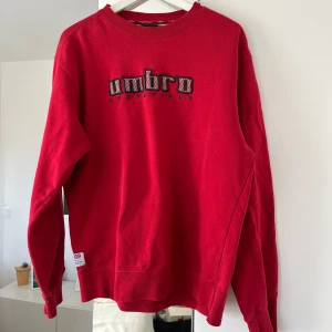 Röd tröja - Säljer den här snygga tröjan som inte kommer till användning. Den har lite skavanker men som inte är så märkbara, kan skicka bilder privat om de önskas! 