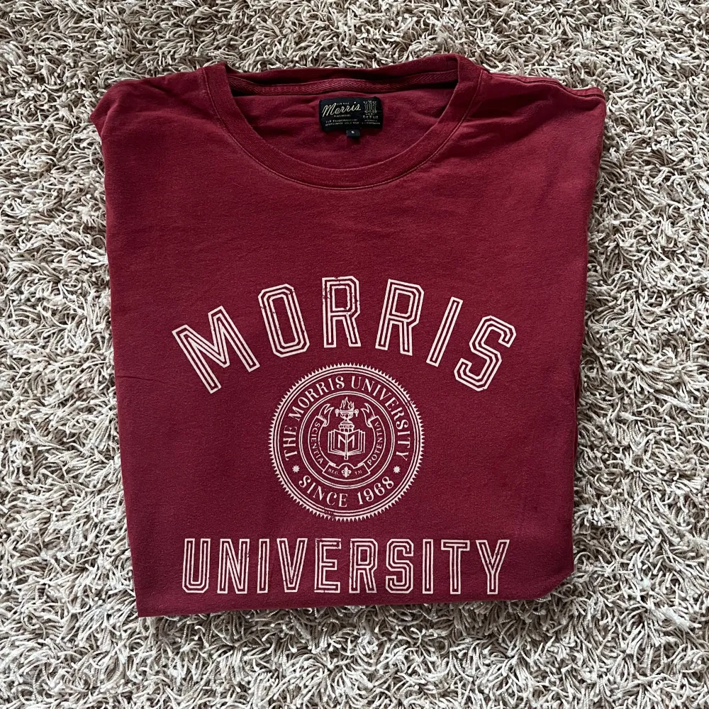 Säljer min vinröda t-shirt från Morris då den inte kommer till användning, jättefint skick! 🤝 Nypris: 400kr, mitt pris: 79kr! 🥃 Kom dm vid frågor eller funderingar. . T-shirts.