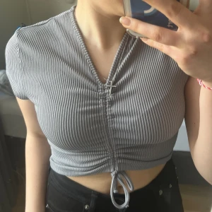 Topp - En jätte fin top som passar till allt från jeans till kjolar. Du kan själv Justera hur högt du vill att det ska gå. På den sista bilden ser vi hur mycket bandet kan gå ut. 