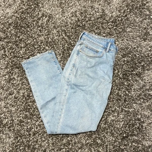 Blå jeans från Hm - Regular fit jeans från Hm i blå färg. Kolla in min plick fler jeans och grejer ni kan få paketpris på 
