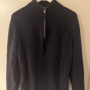 Oscar Jacobson zip tröja  - Hej säljer nu denna otroligt snygga zip tröjan från Oscar Jacobson, köpt för 2 månader sedan för ca 2500 om jag minns rätt kan vart mer !   Smidigt snyggt o snabbt, bara hos Anderssonkläder 