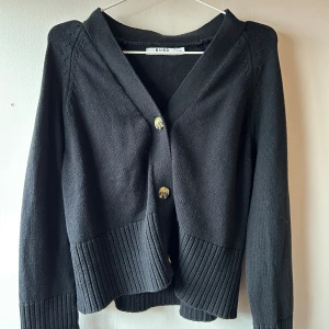 Stickad kofta - En svart stickad kofta från NA-KD