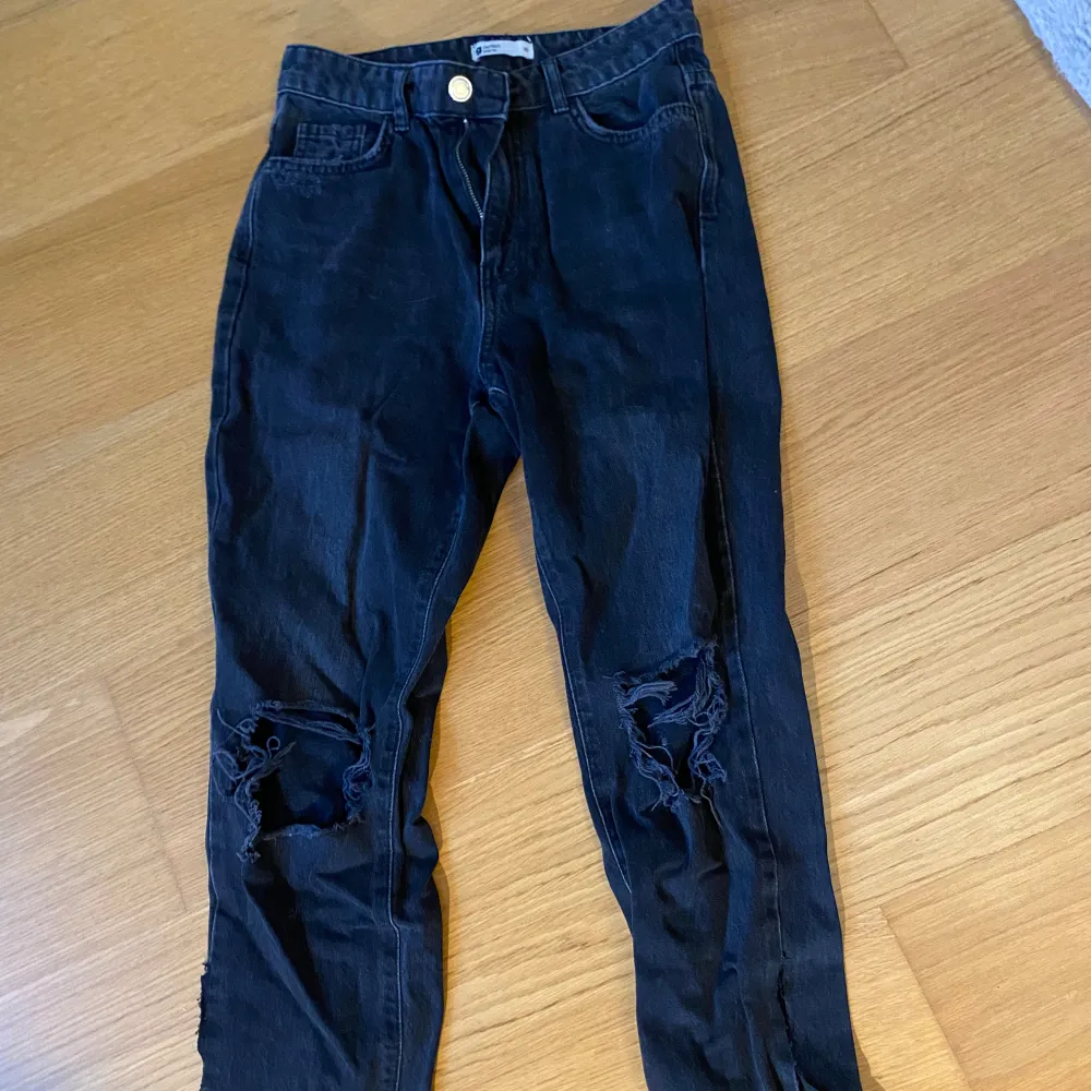 Säljer dessa svarta jeans eftersom dem är för små. Använda ett fåtal gånger. Köpta på Gina tricot för två år sedan för 500 kr💕🩷. Jeans & Byxor.