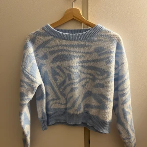 Stickad tröja - Säljer denna stickade tröja då den inte kommer till användning🥰 Endast provad så skicket är som nytt💕 