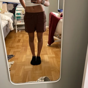 Shorts  - De är i inte bra men inte dåligt skick och är väldigt stretchiga 