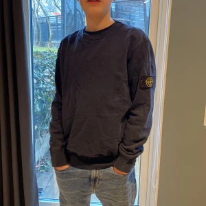 Stone island college tröja - Hej säljer min Stone island college tröja den är i jätte bra skick köpte denna på nk för ca 1,5 år sedan har inte änvänt denna så mycket skulle säga 8,5/10 i skick köparen står för frakten 