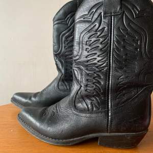 Svarta cowboy boots i skinn, Kentucky’s. Strl 37. 