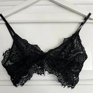 Spetstopp svart - Spetstopp/bralette utan vaddering från NA-KD. Perfekt att ha under mesh-topp. 