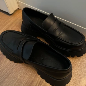 Skor  - Skor från Pull & Bear || typ boots/pumps ? || strl 36