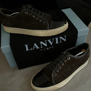 Lanvin mörkbrun strlk 41-42 - Hej, jag säljer nu dessa super snygga Lanvin skorna.  Skorna är i superbra skick men endast lite slitna längst bak på sulan.  Storlek 41-42 (UK 6). Perfekta skor nu för våren!  Hör av dig vid frågor och funderingar.