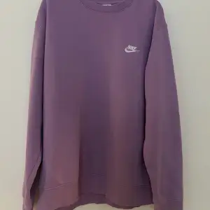 Nike Sweatshirt i storlek Large färg syrenlila som ny använd kanske vid 2-3 tillfällen 