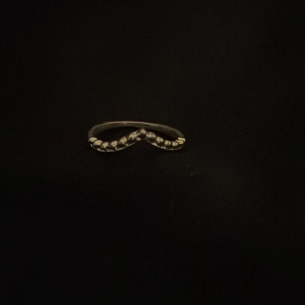 Säljer min favorita nedåt böjda ring ❤️ 🩶 silver 🩶 rostfritt 🩶 . Accessoarer.
