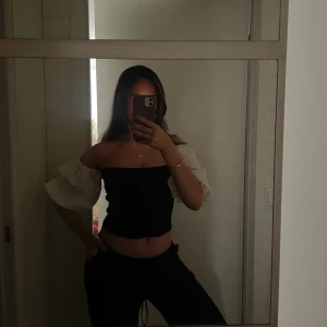 Zara topp  - Superfin, somrig topp från zara i jättebra skick! Väldigt skönt & stretchigt material så passar både s/m & sitter jättefint på! Skriv för fler bilder💕