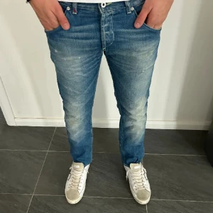 Dondup jeans - Hej, säljer nu mina urfeta dondup jeans, skick 9/10 nypris 3500kr mitt pris 799kr, hör av er vid frågor eller funderingar, mvh Carl 