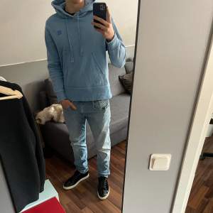 Riktigt fin hoodie från Acne Studios. Skicket är mycket bra, inga defekter. Nypris ligger runt 3000. Skriv om funderingar eller fler bilder 