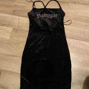 Klänning från H&m - Svart klänning från hm med trycket ”babygal” i stenar. Aldrig använd. 