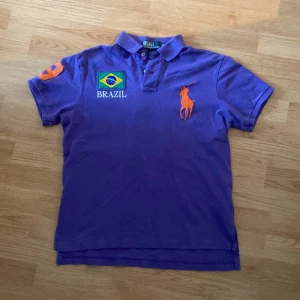 Ralph Lauren Polo Brazil Pike - !skicka bud för snabb affär! Extremt fet ralph lauren polo, perfekt skick me inga skador. Storlek M. En av mina favoriter, passar me allt 🙏🏻. Jävligt rare och sedd på chief keef💯 Skriv om ni undrar något 