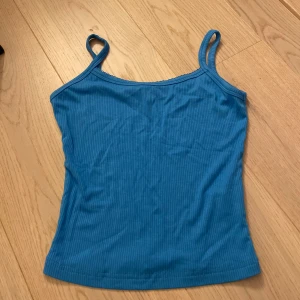 Linne - Säljer detta blåa linne från shein då det aldrig används, använd ca 1 gång och är i fint skick. 