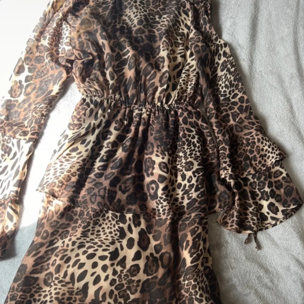 Snygg leopard färgad klänning i st XS . Klänningar.