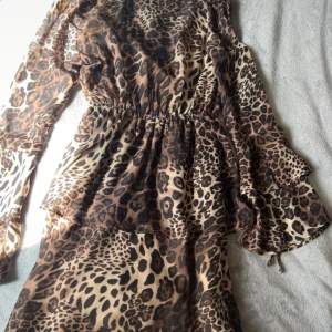 Snygg leopard färgad klänning i st XS 